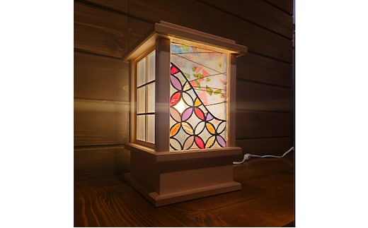 行燈（あんどん） 【職人手造り・青森ヒバ使用・ステンドグラスデザインおまかせ・サイズ：290×190×190mm】 インテリア 癒し空間 プレゼント 