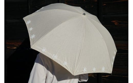 雪華模様の刺繍入り日傘（晴雨兼用・サイズ50ｃｍ・UV加工・麻50％綿50％）カラー：ベージュ | 日傘 50センチ 晴雨兼用 UV加工 レディース 雪の結晶 ベージュ おしゃれ かわいい スタイリッシュ 雨 梅雨 夏 日差し 日よけ 贈答 贈り物 プレゼント 父の日 母の日 お中元 お歳暮 御歳暮 茨城県 古河市 _BL20