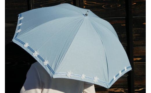 雪華模様の刺繍入り日傘（晴雨兼用・サイズ50ｃｍ・UV加工・麻50％綿50％）カラー：水色 | 日傘 50センチ 晴雨兼用 UV加工 レディース 雪の結晶 ブルー 水色 おしゃれ かわいい スタイリッシュ 雨 梅雨 夏 日差し 日よけ 贈答 贈り物 プレゼント 父の日 母の日 お中元 お歳暮 御歳暮 茨城県 古河市 _BL22