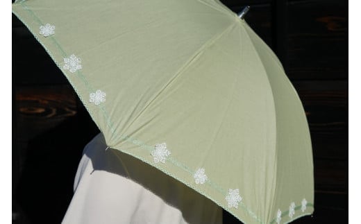 雪華模様の刺繍入り日傘（晴雨兼用・サイズ50ｃｍ・UV加工・麻50％綿50％）カラー：薄緑 | 日傘 50センチ 晴雨兼用 UV加工 レディース 雪の結晶 グリーン 緑 おしゃれ かわいい スタイリッシュ 雨 梅雨 夏 日差し 日よけ 贈答 贈り物 プレゼント 父の日 母の日 お中元 お歳暮 御歳暮 茨城県 古河市 _BL23