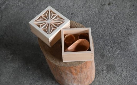 五合枡に入った酒器セット（ヒノキ） 工芸品