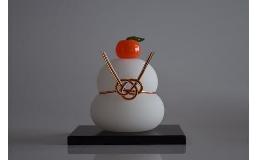 ガラスの鏡餅(黒台付き）サンドブラスト加工＜Mサイズ＞【鏡餅 サンドブラスト加工 ガラス お正月 鏡餅約10m×約8cm 黒台12cm×9cm ハンドメイド 職人手作り 工芸品 伝統工房で作成 老舗ガラス工房 神奈川県 小田原市 】