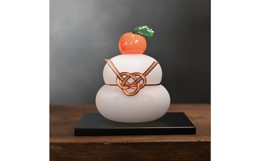 ガラスの鏡餅(黒台付き）サンドブラスト加工＜Lサイズ＞【鏡餅 サンドブラスト加工 ガラス お正月 鏡餅約13cm×約10cm 黒台15cm×12cm ハンドメイド 職人手作り 工芸品 伝統工房で作成 老舗ガラス工房 神奈川県 小田原市 】