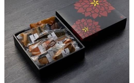 【定期便2ヶ月に1回 合計6回】《料亭 門松》料亭の季節の魚詰め合わせ＆料亭の和豚もち豚のシチューセット定期便（2ヶ月に1回 合計6回お届け）【惣菜 おかず 豚肉 ぶた 冷凍 家庭用 自宅用 贈答品 贈答用 ギフト お取り寄せ 御中元 お中元 お歳暮 贈り物 神奈川県 小田原市 】