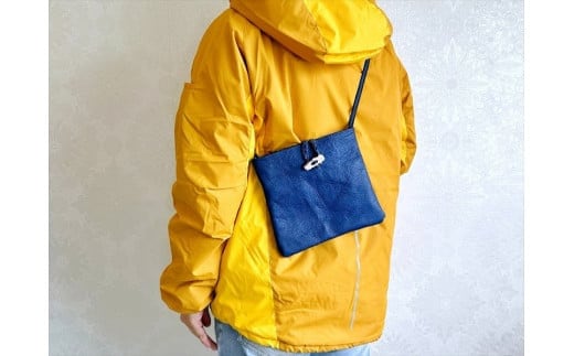 鹿の角ボタンのウォーカーズサコッシュ(ブルー)【 神奈川県 小田原市 】