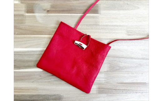 鹿の角ボタンのウォーカーズサコッシュ(レッド)【 神奈川県 小田原市 】