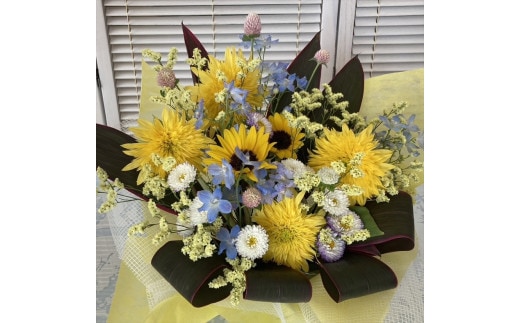 季節の生花アレンジ Mサイズ 【 フラワー アレンジメント お花 ギフト プレゼント 贈り物 誕生日 お祝い 神奈川県 小田原市 】