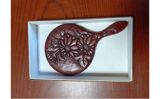 鎌倉彫 姫鏡 手鏡 伝統工芸品 工芸品 伝統 漆塗り 漆 漆器 和装小物 メイク道具 贈り物 ギフト プレゼント お祝い 彫刻 花柄 手作り ハンドメイド 持ち運び 上品 和モダン 工芸 職人技 鏡 ミラー お取り寄せ ご当地 送料無料 神奈川県 逗子市