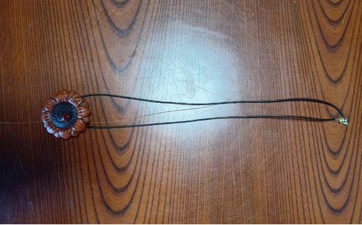 鎌倉彫 ペンダント 1個 ネックレス 漆塗り 伝統工芸品 アクセサリー 和装小物 贈り物 ギフト プレゼント お祝い 漆 彫刻 花柄 手作り ハンドメイド 上品 和モダン 工芸 漆器 首飾り ファッション お取り寄せ ご当地 送料無料 神奈川県 逗子市