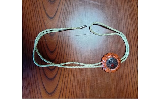 鎌倉彫 ループタイ 漆塗り 伝統工芸品 アクセサリー ネクタイ 贈り物 ギフト プレゼント お祝い 漆 彫刻 花柄 手作り ハンドメイド 上品 和モダン 工芸 職人技 ファッション お取り寄せ ご当地 送料無料 神奈川県 逗子市