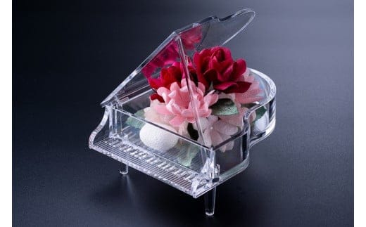 【まゆ玉から生まれる花 まゆ花(別名:シルクフラワー)】 まゆ花と透明感のあるアクリルピアノのアレンジ B4123