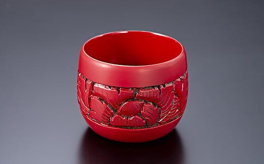 B4063 村上木彫堆朱 ぐい呑み(牡丹唐草)