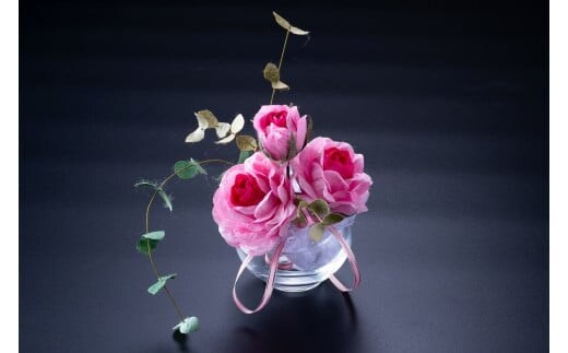 【まゆ玉から生まれる花 まゆ花(別名:シルクフラワー)】 まゆ花アレンジメント バラの花3本とユーカリリーフ2本 A4217