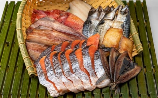 D4042 特選干物セット(2ヶ月コース) ひもの 一夜干し 鮭 さけ シャケ さば いわし きんき かれい 新潟県 村上市 毎月 定期便