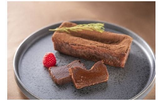 至高 ガトーショコラ スイーツ お菓子 ケーキ デザート ショコラ 濃厚 味わい ALBEDO アルベド チョコレート ギフト プレゼント 贈り物 高級 洋菓子 手作り 濃厚チョコ ビター 甘さ控えめ 贅沢 絶品 人気 おすすめ 専門店 215g 究極 絶妙 焼き加減 逸品 クーベルチュール 華やかな香り 優雅 口どけ 余韻 美味しい カカオ 発酵バター 朝産み卵