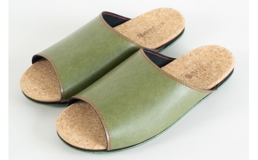 Made in Japanの高品質 ルームシューズの理想形。天然素材、静音性、高反発クッションで足にやさしい、 コルクでむれにくい、来客時も合成皮革とシンプルカラーのデザインで、さりげないセンスを！ 「バークオブケイ」コルクルームシューズ（Ｌ・26.5cm・カーキ）