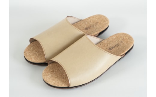 Made in Japanの高品質 ルームシューズの理想形。天然素材、静音性、高反発クッションで足にやさしい、 コルクでむれにくい、来客時も合成皮革とシンプルカラーのデザインで、さりげないセンスを！ 「バークオブケイ」コルクルームシューズ（ＬＬ・28.0cm・ベージュ）