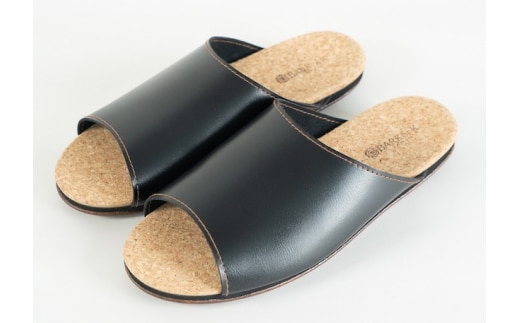 Made in Japanの高品質 ルームシューズの理想形。天然素材、静音性、高反発クッションで足にやさしい、 コルクでむれにくい、来客時も合成皮革とシンプルカラーのデザインで、さりげないセンスを！ 「バークオブケイ」コルクルームシューズ（Ｍ・25.0cm・ブラック）