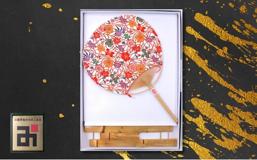 日永うちわ 香る（中） 両用うちわ立て付 Ａ：花と草 ベージュ