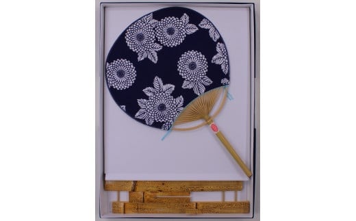 日永うちわ 伊勢木綿 菊づくし（中）うちわ立て付