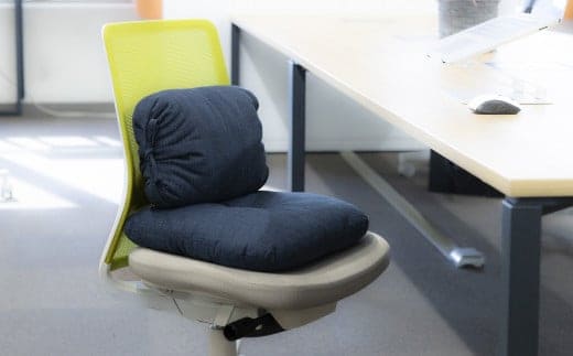 「現代の名工」日本一の布団職人がつくったPC座布団。長時間のPC作業でも腰が痛くならないよう背中のS字を保ちやすくする。天然素材「綿100％」の手づくり座布団。【ネイビー】ふとん工房ねむねむ