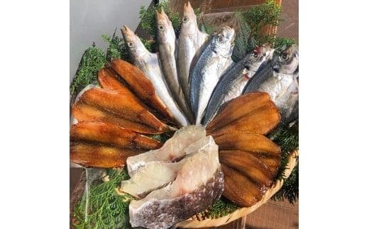 （冷凍） ひもの 干物 5種 700g 以上 お任せ セット 三五七や 天日干し 魚 新鮮干物 ヒモノ 乾物 himono 肴 海産物 海鮮 加工品 伝統製法 美味しい 朝食 和食 おつまみ 旬 惣菜 産地直送 国産 三重 南伊勢