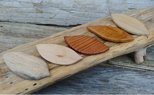 間伐材ブローチ リーフ形 ファッション小物 アクセサリー 工芸品 手作り 木の葉 