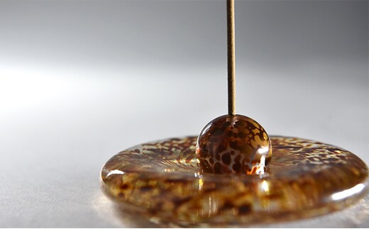 玉模様ガラスお香立て ゴールド〈ガラス インテリア 小物 お香立て 工芸品 民芸品 雑貨〉 日用品 