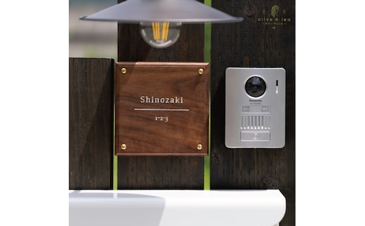 高級天然木ウォルナット表札 15cm×15cm×2cm〈雑貨 天然木 プレート おしゃれ オーダーメイド アンティーク ハンドメイド マンション 新築 引っ越し〉