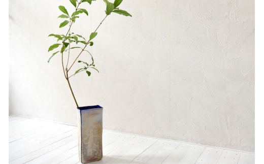 Hiwairoフラワーベース 青 花器 花瓶 高さ30cm×12cm×7cm〈花器 花瓶 工芸品 雑貨 日用品 シンプル 上品 透明度 光彩 おしゃれ ガラス〉 