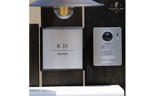 ステンレス＆ウッド表札005（15cm×15cm）〈表札 ステンレス 天然木 プレート表札 オーダーメイド表札 アンティーク表札 おしゃれ 戸建 マンション 新築 引っ越し〉 玄関 名前 番地 ハンドメイド 彫刻 クール 耐久性 モダン デザイン 