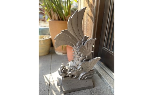 瓦細工師手作り 【鯱】 置き物 迫力 インテリア 瓦屋根大棟 両端 建物 守り神 いぶし粘土瓦 