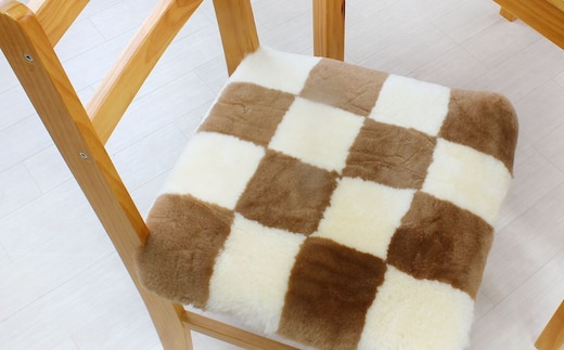 奈良 (株)マスダ製 ムートン座布団 2枚組 チェック柄 ブラウン 40cm×40cm／ ムートン 羊毛皮 羊毛 スプリングラム 100％使用 座布団 ラグ インテリア オールシーズン 通年 贈り物 プレゼント 誕生日 記念日 株式会社マスダ 奈良県 宇陀市 ふるさと納税