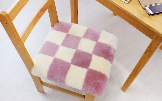 奈良 (株)マスダ製 ムートン座布団 チェック柄 ピンク 40cm×40cm／ ムートン 羊毛皮 羊毛 スプリングラム 100％使用 座布団 ラグ インテリア オールシーズン 通年 贈り物 プレゼント 誕生日 記念日 株式会社マスダ 奈良県 宇陀市 ふるさと納税