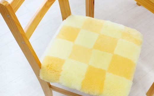 奈良 (株)マスダ製 ムートン座布団 4枚組 チェック柄 イエロー 40cm×40cm／ ムートン 羊毛皮 羊毛 スプリングラム 100％使用 座布団 ラグ インテリア オールシーズン 通年 贈り物 プレゼント 誕生日 記念日 株式会社マスダ 奈良県 宇陀市 ふるさと納税