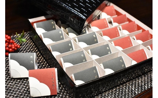 【ギフト用】高級南高梅うす塩・邑咲（昆布旨味）個包装計20粒入 紀州塗箱 網代模様仕上 【SW78】