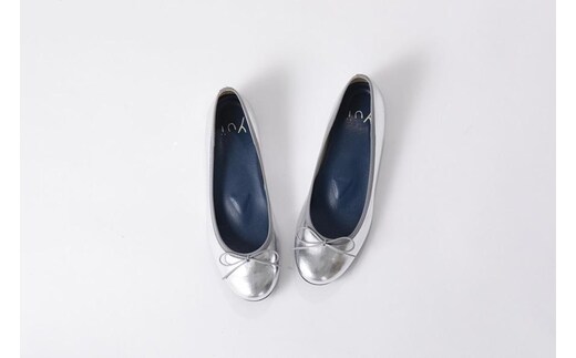 美脚に導く骨盤ケアシューズyui エナメル ライトシルバー 【サイズ23.0cm】