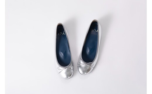 美脚に導く骨盤ケアシューズyui エナメル ライトシルバー【サイズ24.0cm】