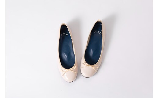 美脚に導く骨盤ケアシューズyui エナメル アイボリー【サイズ25.5cm】