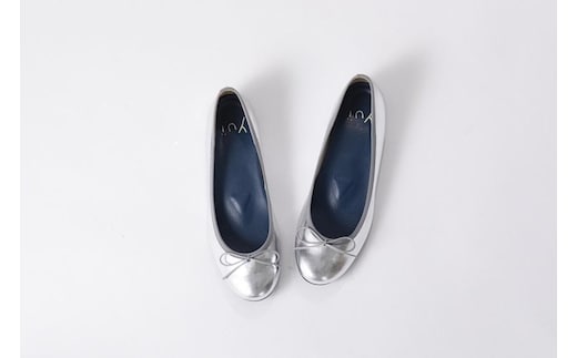 美脚に導く骨盤ケアシューズyui エナメル ライトシルバー 【サイズ23.0cm】