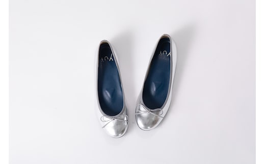 美脚に導く骨盤ケアシューズyui エナメルライトシルバー【サイズ26.0cm】