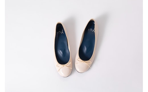 美脚に導く骨盤ケアシューズyui エナメル アイボリー【サイズ24.5cm】