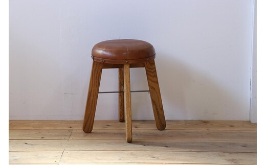 本革で仕立てたアンティークな風合いのスツール