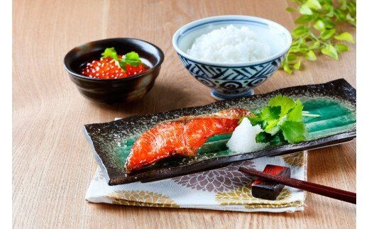 【天然鮭使用】和歌山県 魚鶴仕込の天然紅サケ切身 約1kg（約9切れ～11切れ） / 鮭 サケ シャケ 魚 切り身 切身 魚 海鮮 焼き魚 ご飯のおとも おかず【uot715C】