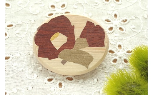 ツバキのブローチ