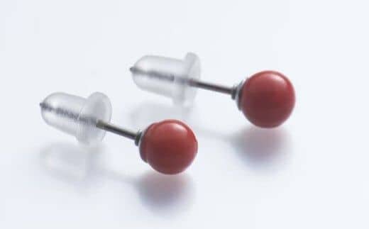 kn004赤珊瑚 丸玉ピアス（５ｍｍ）