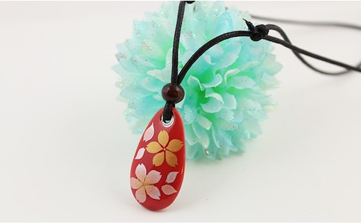 有田焼桜吹雪ペンダント（大・皮紐）有田焼アクセサリー二宮閑山 A24-156