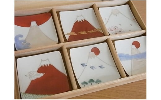有田焼 色絵銀彩六様富士図 9cm角小皿揃【伊万里陶芸】食器 器 うつわ 陶磁器 皿 小皿 取皿 6枚 セット 富士山 縁起物 お祝い ギフト 贈答 木箱入り A90-42