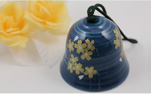 有田焼風鈴 呉須金桜紋様 【二宮閑山】 夏 音色 ふうりん 磁器風鈴 プレゼント贈り物 A12-205