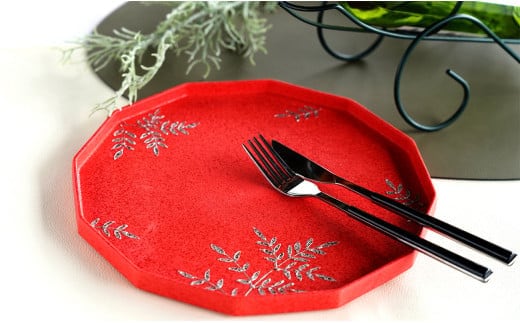 有田焼 緋彩プラチナシダ紋 十二角プレート【松尾陶器】食器 器 うつわ 皿 メイン皿 プレート メインプレート ワンプレート シダ プラチナ レッド 華やか A50-309